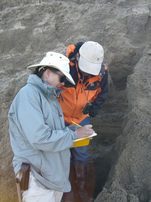  2006:09:14 04:25:27   BuhaSplitReal - CAR and Xu Hai in trench in outcrop - photo 2.jpg